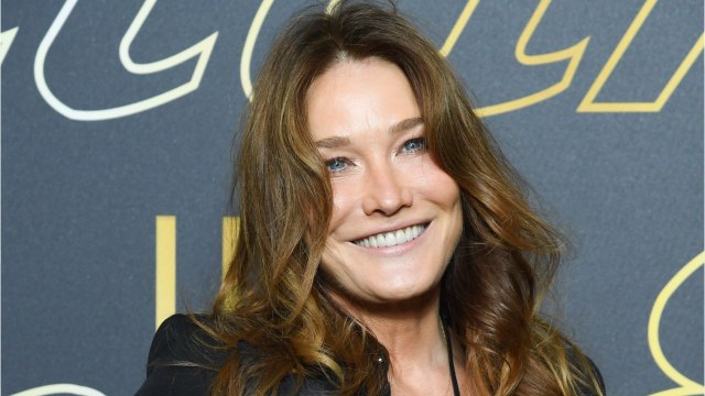 VOICI : Carla Bruni : son hommage bouleversant au couturier Azzedine Alaïa