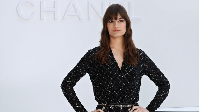 VOICI : NRJ Music Awards 2021 : la réaction de Clara Luciani dans les coulisses après la victoire d'Eva