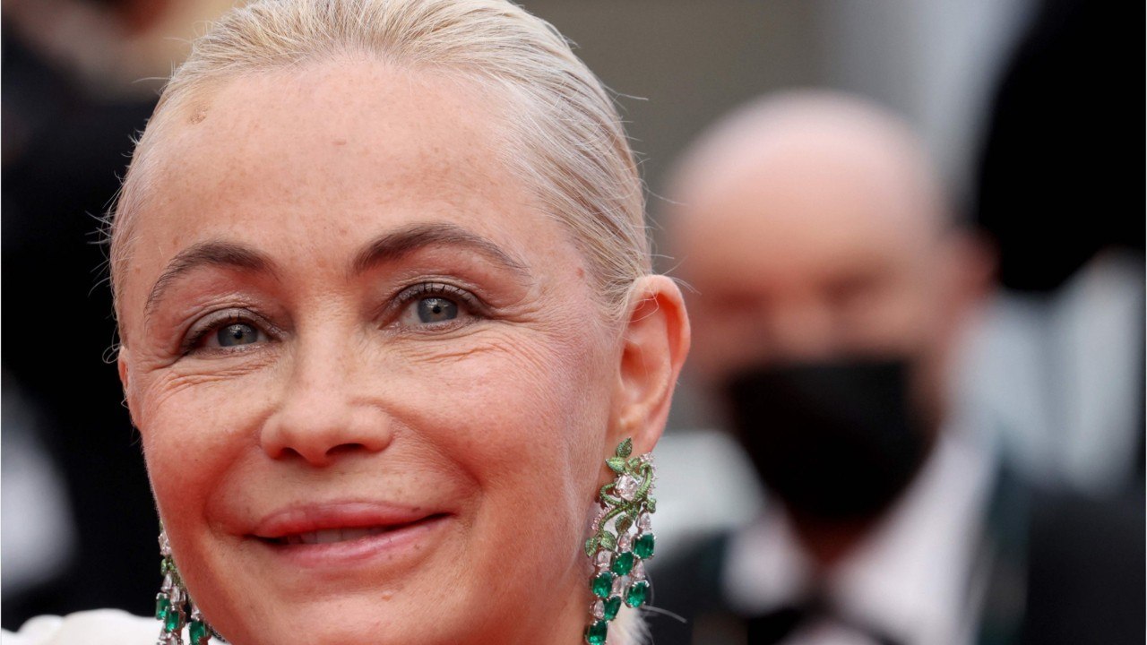Voici - "J'allais très peu chez lui" : Emmanuelle Béart se confie sur sa relation avec son père, Guy Béart