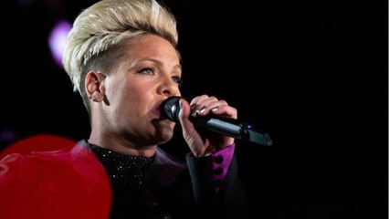 VOICI - Pink opérée de la hanche : la chanteuse donne des nouvelles de sa convalescence