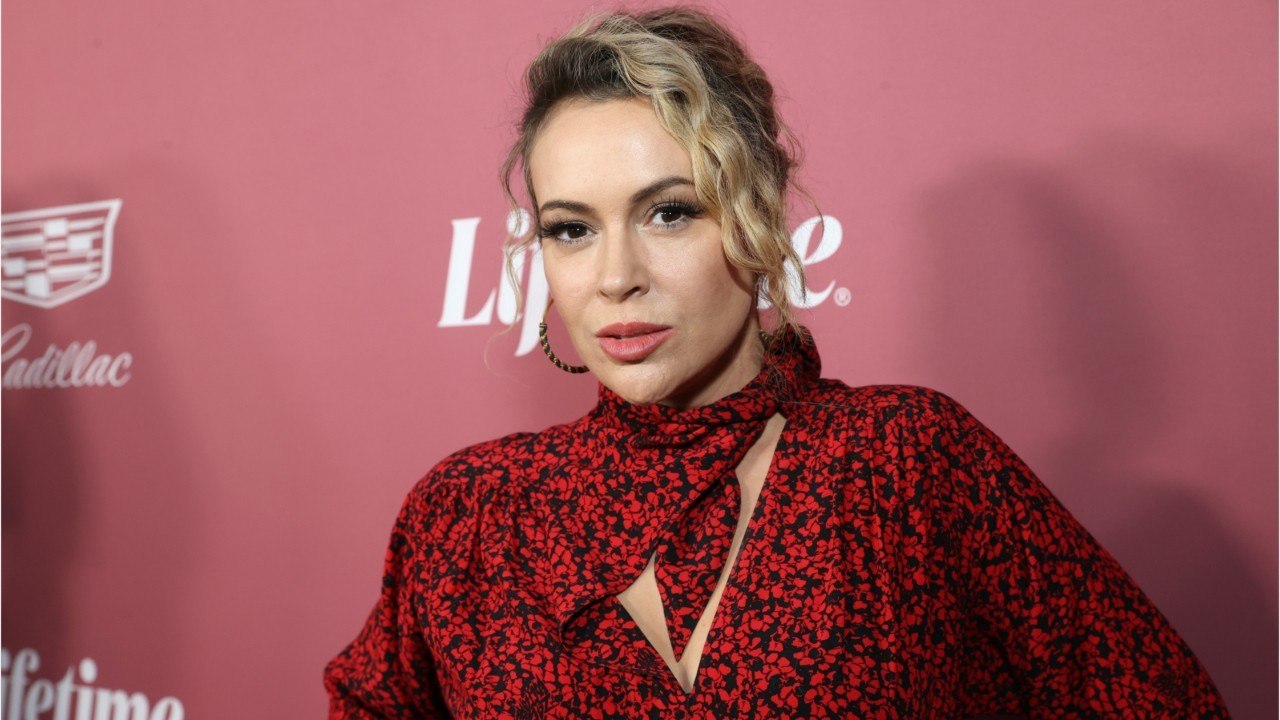 VOICI - Alyssa Milano se confie sur ses deux fa...