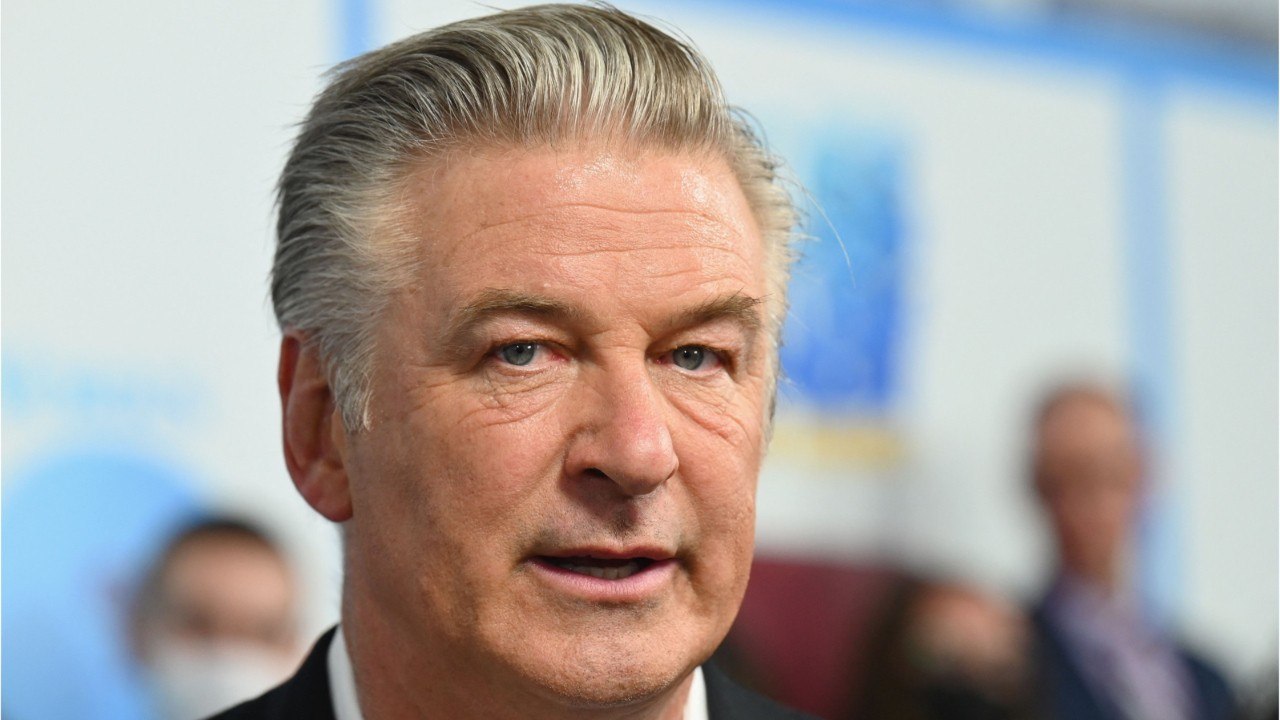 VOICI : Alec Baldwin tue accidentellement une femme : nouvelles révélations troublantes sur l'arme utilisée
