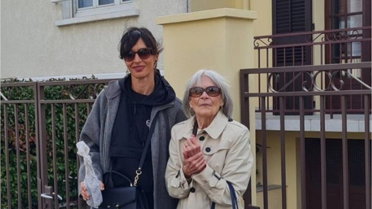 VOICI - PHOTOS Géraldine Maillet dévoile un rare cliché de famille pour l'anniversaire de « Mamie Teti " : les internautes sont sous le charme