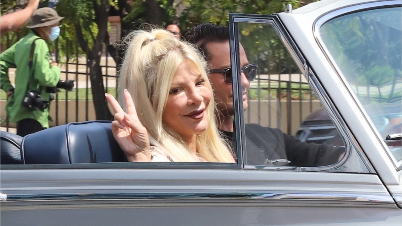 Voici - PHOTO Tori Spelling méconnaissable : elle poste un cliché (très) retouché, ses fans la confondent avec une autre célébrité