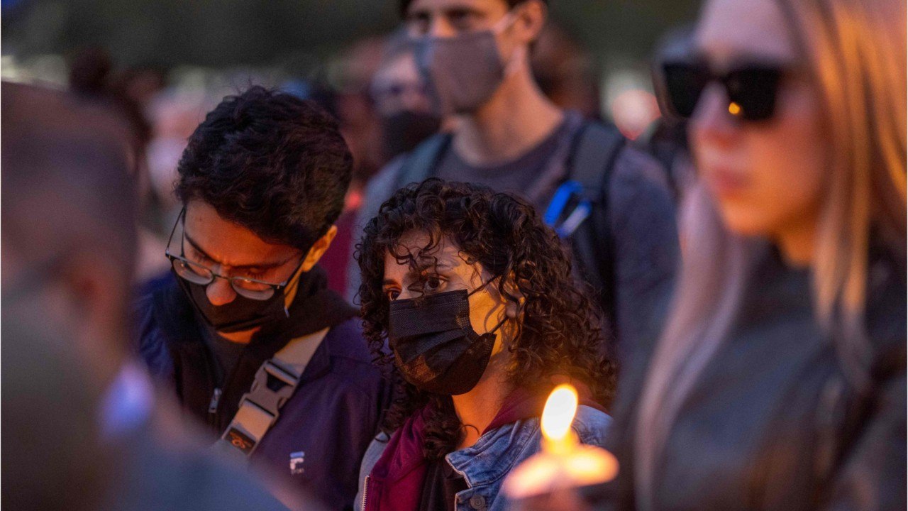 VOICI - Tir mortel d'Alec Baldwin : le réalisateur Joel Souza, blessé, fait de nouvelles révélations sur les circonstances du drame
