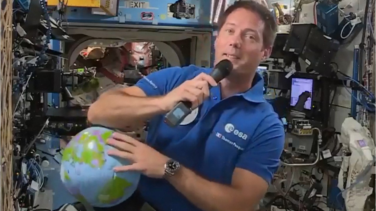 Voici - Thomas Pesquet : ce cadeau très spécial envoyé par Pierre Niney au spationaute