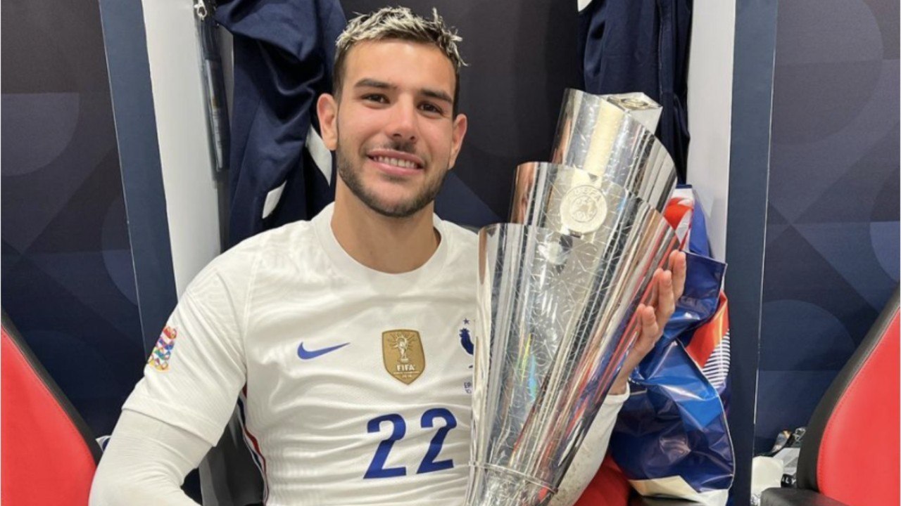 VOICI : Theo Hernandez papa pour la première fois : sa compagne Zoe Cristofoli est enceinte