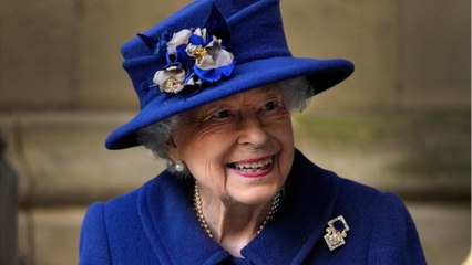 VOICI : La reine Elizabeth II déjà de retour à son bureau, à peine sortie de l'hôpital