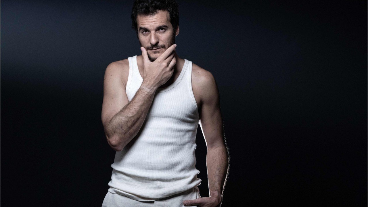 VOICI : Amir bientôt au théâtre ? Le chanteur se confie sur son nouveau projet