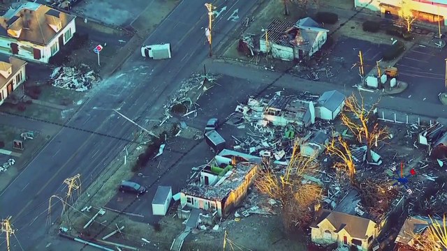 Vista aérea de devastación causada por tornados en Kentucky