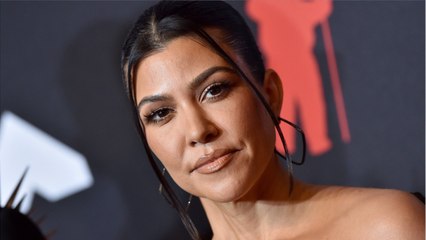 VOICI : Kourtney Kardashian fiancée à Travis Barker : découvrez son énorme diamant