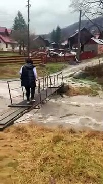 Ce débile pense pouvoir traverser la route inondée en voiture... Raté