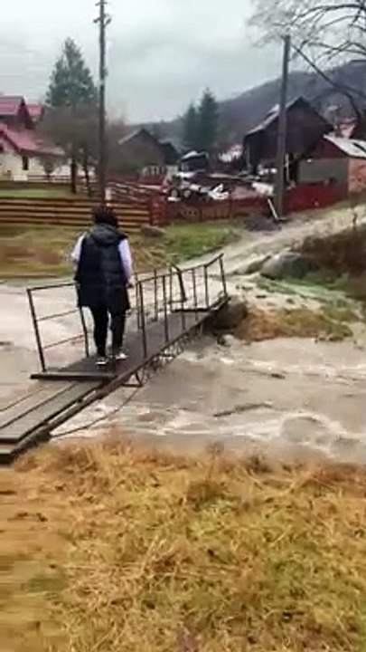 Ce débile pense pouvoir traverser la route inondée en voiture... Raté