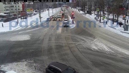 Un génie veut doubler tout le monde à contre-sens... raté