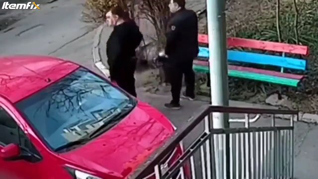 Ils viennent voler... une poubelle