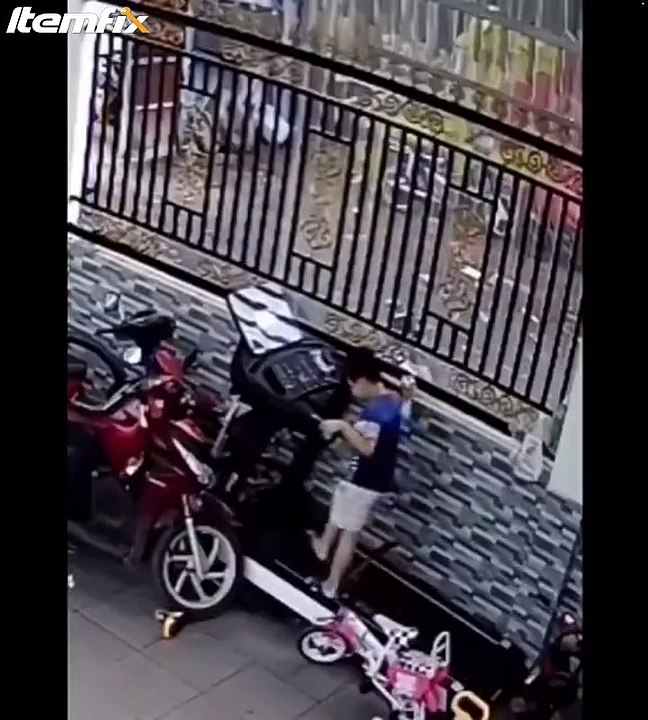 Ce tapis de course va beaucoup trop vite pour cet enfant