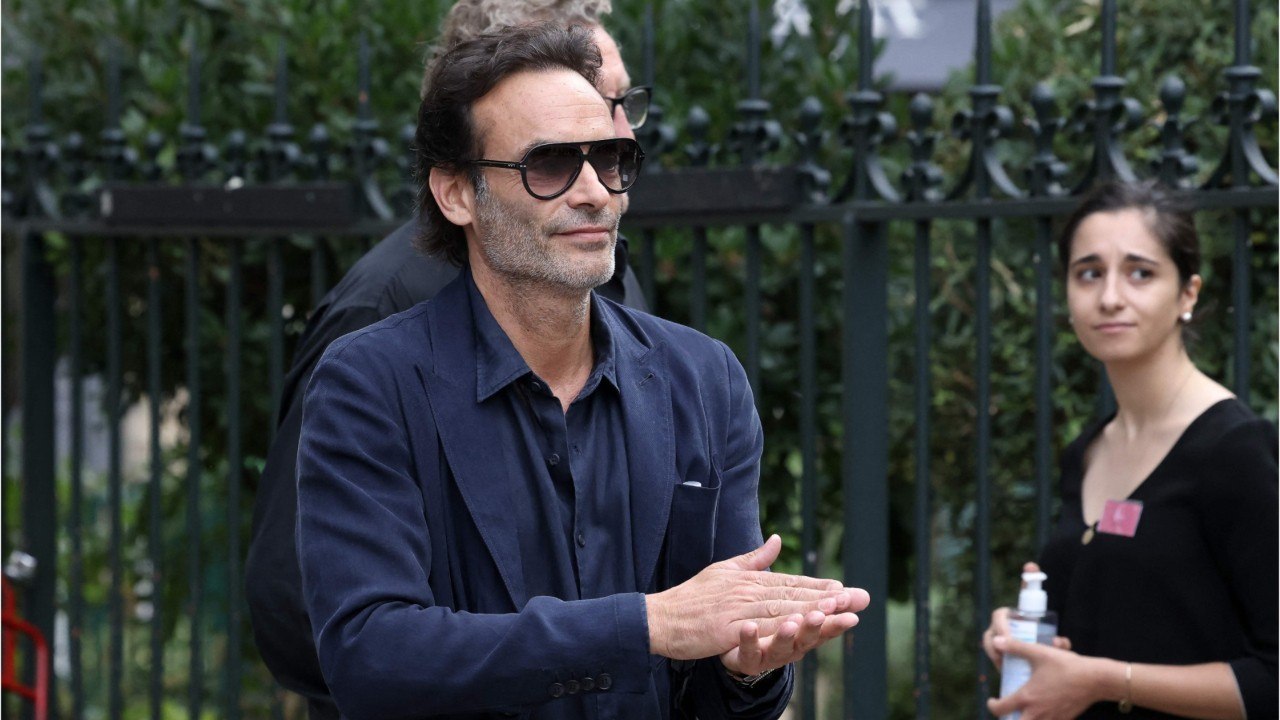 VOICI - PHOTO « Cette ville est devenue une porcherie " : Anthony Delon scandalisé par la saleté des rues de Paris