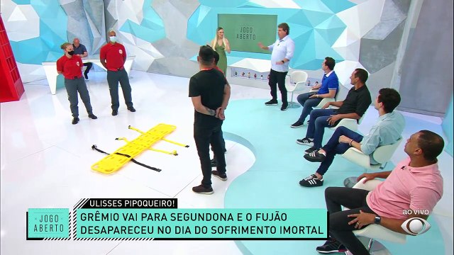 ESTREOU A MACA! Após o rebaixamento do Grêmio, Ulisses Costa finalmente saiu de maca do Jogo Aberto pela primeira vez. SE LIGA NA IMAGEM! #JogoAberto