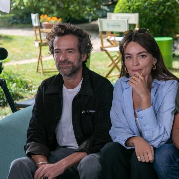 INFO SOCIAL VOICI Romain Duris amoureux : il a craqué pour la jeune actrice Emma Mackey de Sex Education