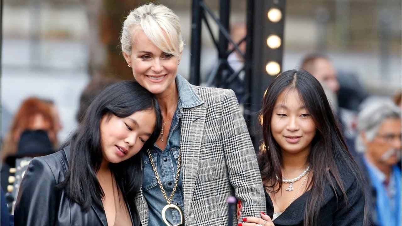 VOICI : Laeticia Hallyday : elle profite en vacances avec ses filles... Et Jean Reno !