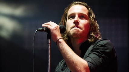 VOICI : Julien Doré : critiqué pour sa présence dans The Voice Kids, il cloue le bec à un internaute