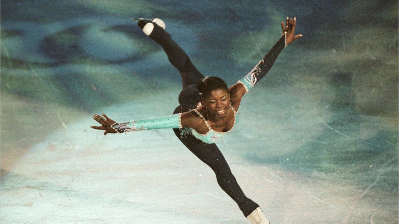 VOICI : Surya Bonaly : l'ancienne patineuse victime de discrimination et de racisme durant sa carrière