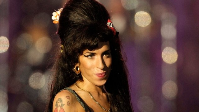 VOICI : Amy Winehouse : son dressing mis aux enchères, découvrez le prix très salé de l'une de ses robes