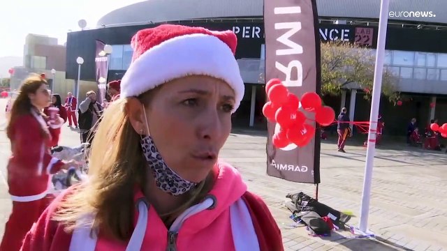 Hundreds of would-be Santa Claus run down Athens to raise money