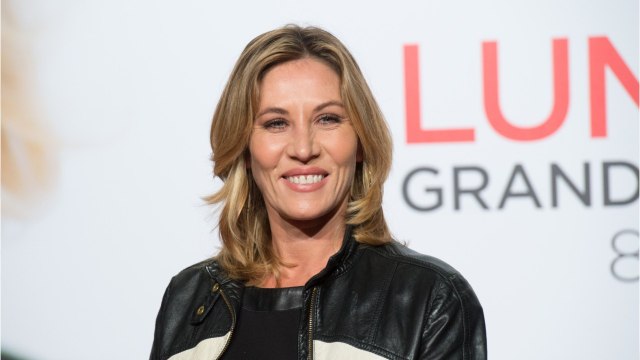 VOICI : Mathilde Seigner sur la tombe d'Yves Rénier : elle lui adresse un bouleversant message