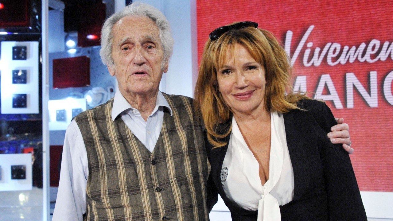 VOICI : Clémentine Célarié en deuil : son père, le journaliste André Célarié, est décédé à l'âge de 99 ans
