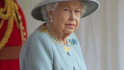 VOICI : Elizabeth II angoissée : ce nouveau livre sur la couronne qui ne va pas lui plaire