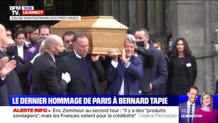 VOICI - Sortie du cercueil de Bernard Tapie porté par ses proches