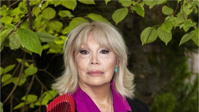 VOICI : Amanda Lear : pourquoi la comédienne a besoin d'un titre de séjour pour vivre en France