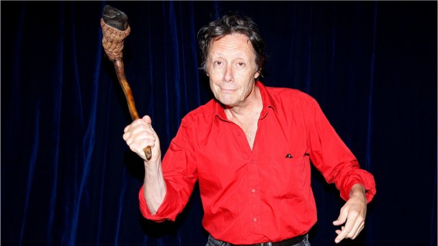 VOICI : J'irai dormir chez vous : Antoine de Maximy révèle le nombre impressionnant de chemises rouges qu'il possède