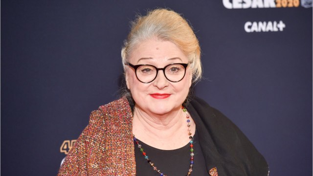 VOICI :Josiane Balasko méconnaissable : elle publie un cliché d’elle toute petite et fait fondre les internautes