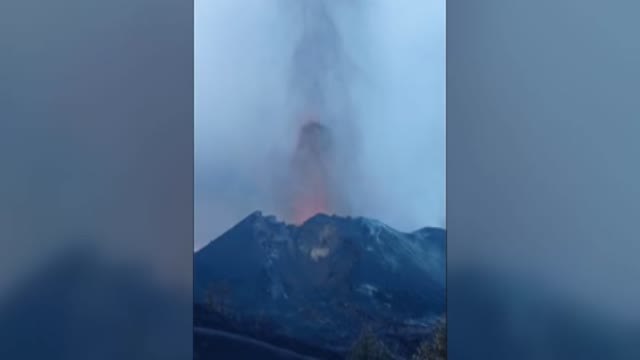 El volcán sigue mostrando fiereza en pulsos intermitentes