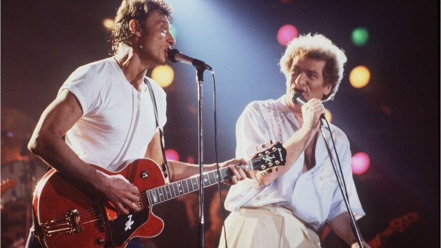 VOICI : Un sale gosse : Eddy Mitchell se confie sur les excès de Johnny Hallyday lors des Vieilles Canailles