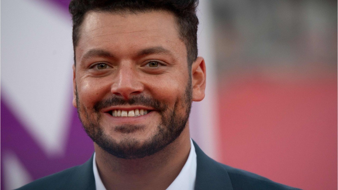 VOICI Kev Adams : l'humoriste à l'affiche d'un film avec des "monstres sacrés" du cinéma, les internautes sont bluffés