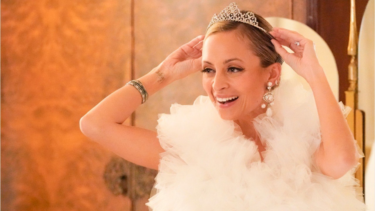 VOICI : Nicole Richie : ses cheveux prennent feu alors qu'elle souffle ses 40 bougies