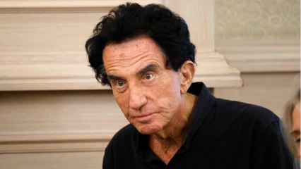 Voici - PHOTO Jack Lang pose aux côtés de Bilal Hassani : les internautes pas tendres avec l'ancien ministre