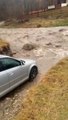 Il tente de passer avec sa voiture alors que le ruisseau inondé
