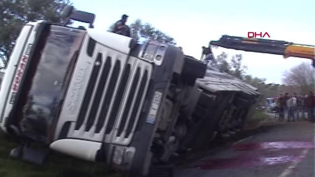 BÜYÜKBAŞ HAYVAN YÜKLÜ TIR DEVRİLDİ, ŞOFÖR YARALANDI