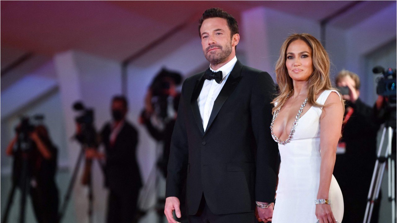 VOICI : Jennifer Lopez agressée par un fan : Ben Affleck s'est interposé pour défendre sa dulcinée