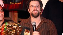 VOICI : Mort de Dustin Diamond : l'interprète de Screech dans Sauvés par le gong s'est éteint à l'âge de 44 ans