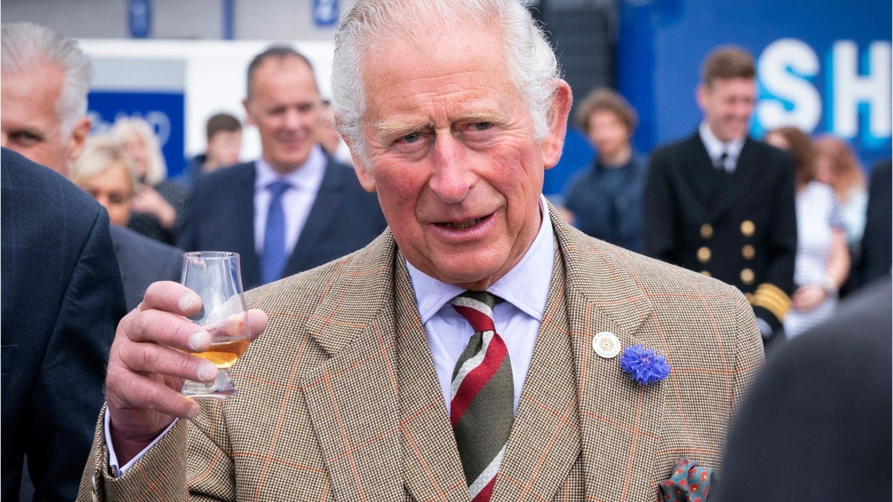 VOICI : Prince Charles en plein scandale : le fils de la reine Elizabeth II sort du silence
