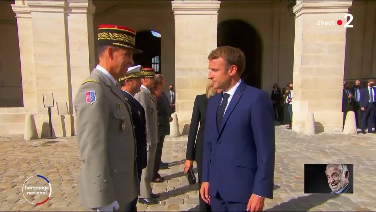 VOICI - Brigitte Macron rappelée au protocole pendant la cérémonie d'hommage à Jean-Paul Belmondo