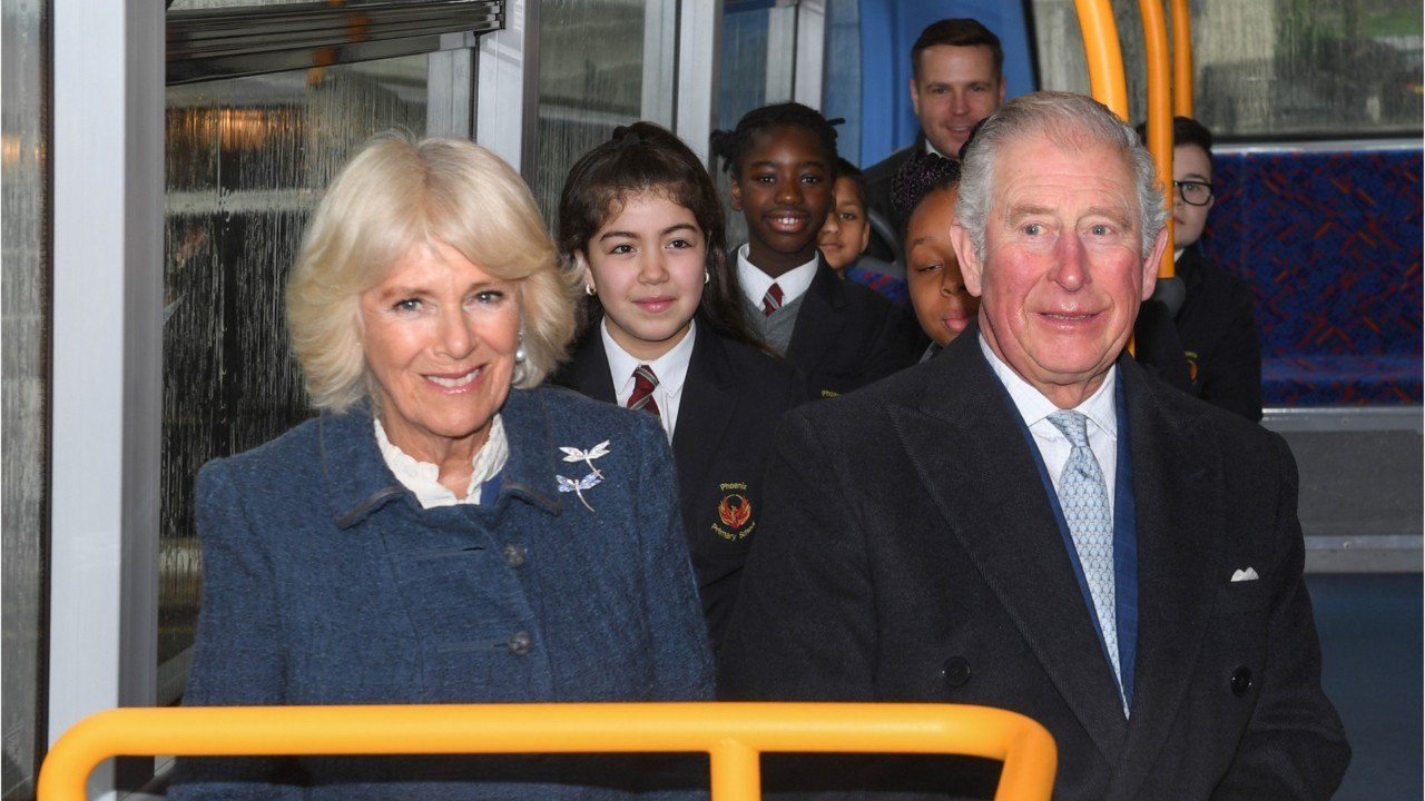 VOICI Le prince Charles et son épouse Camilla montrent leur soutien au personnel hospitalier dans une vidéo