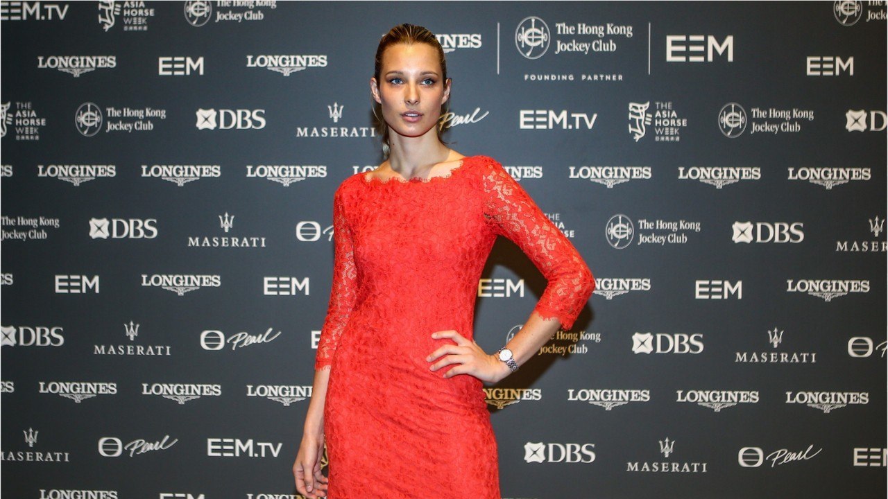 VOICI - PHOTO Ilona Smet dévoile ses seins sous un haut transparent, son père David Hallyday approuve