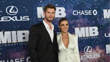 VOICI : Thor Ragnarok : Michaël Youn a été en couple avec la femme de Chris Hemsworth