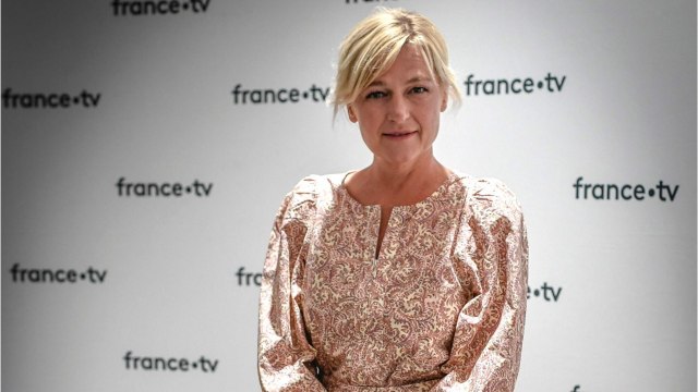 VOICI : C à Vous : cette personnalité qui décline à répétition les invitations d’Anne-Élisabeth Lemoine